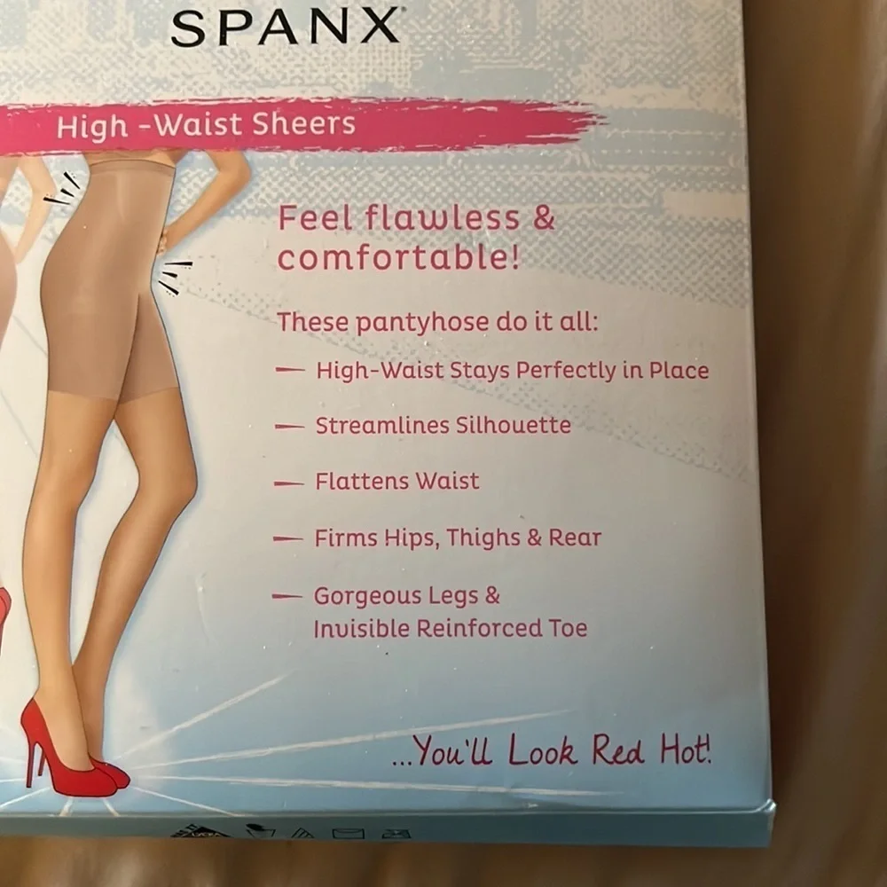 SPANX‎ Assets Red Hot Label!